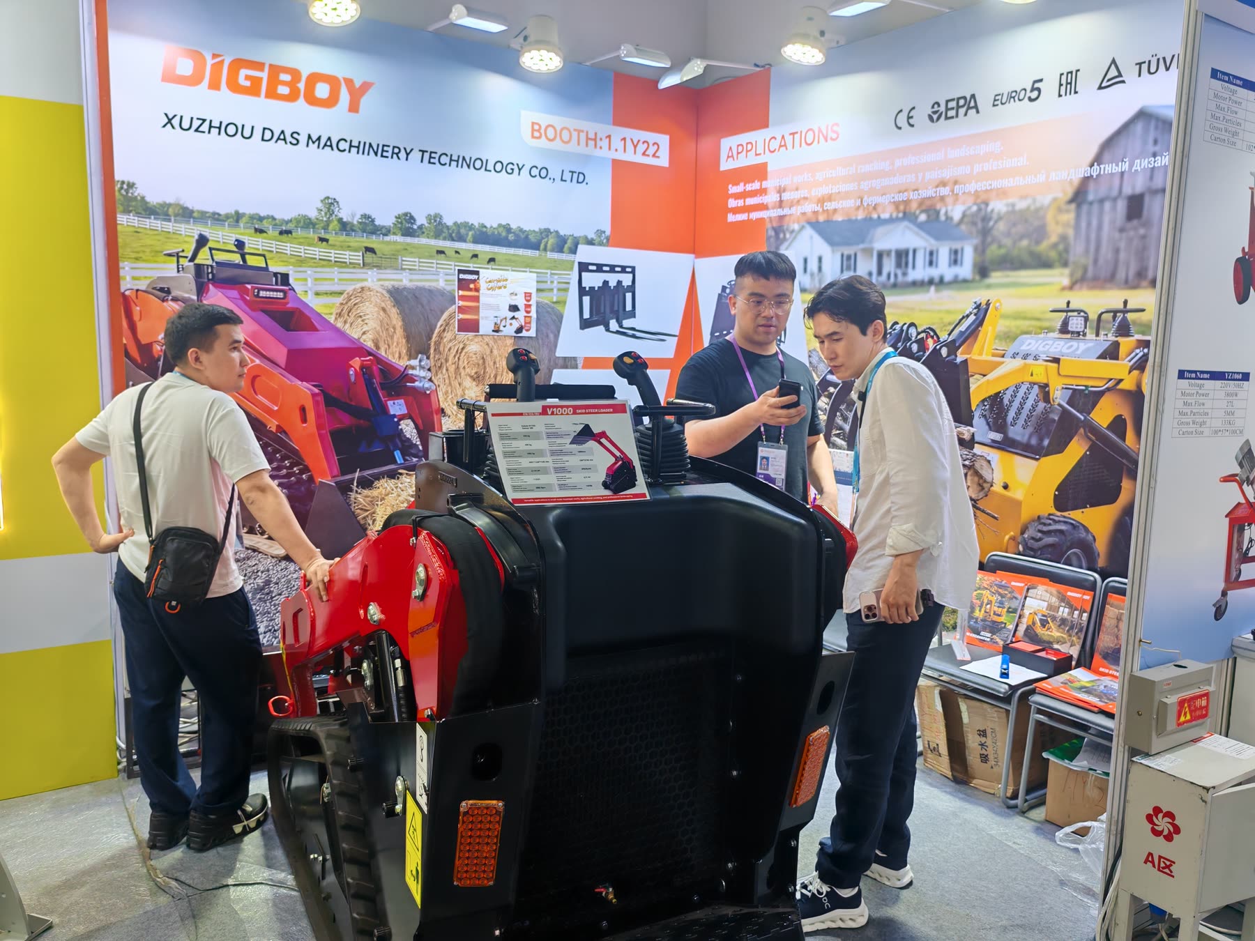 DIG-BOY V1000 displayed at the Canton Fair booth with buyers