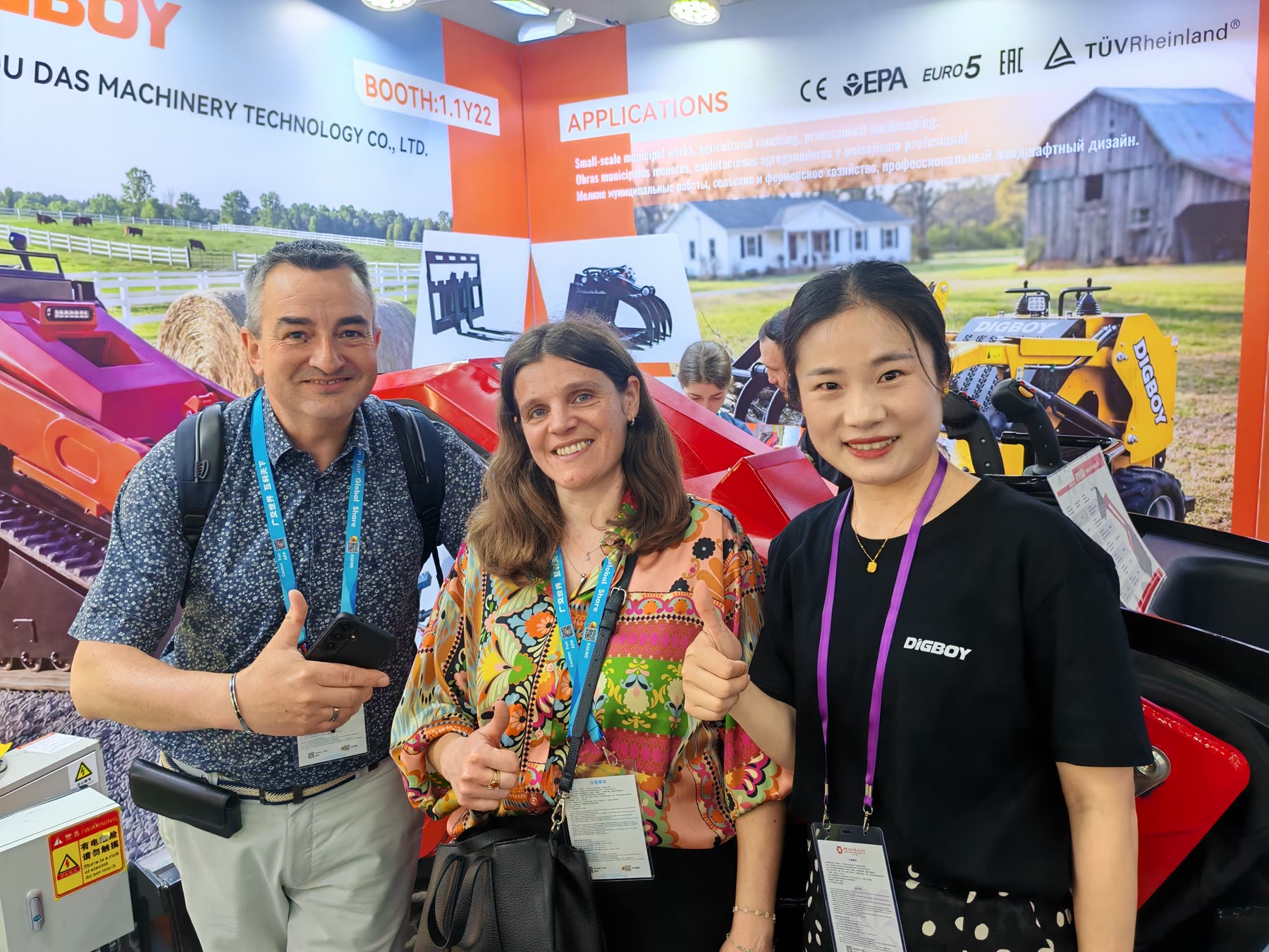 DIG-BOY team with international buyers at the machinery exhibition