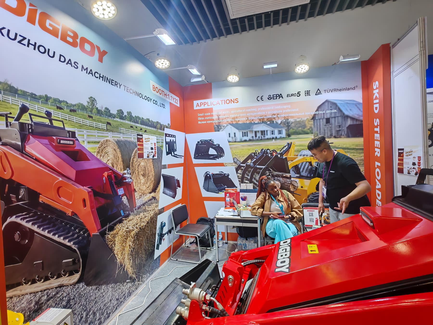 DIG-BOY V1000 consultation at exhibition booth