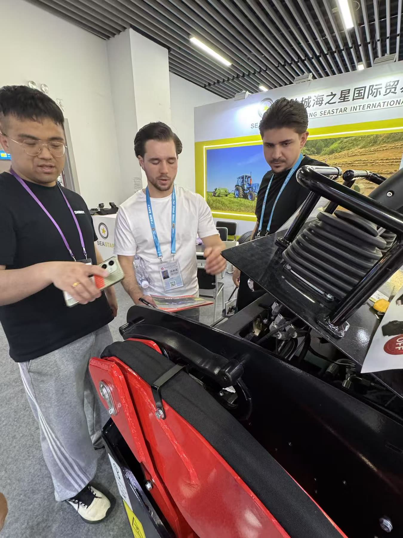 DIG-BOY V1000 technical explanation at exhibition